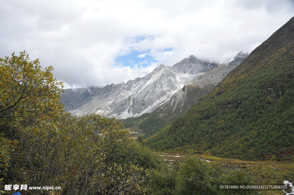 山间美景 云雾缭绕的雪山