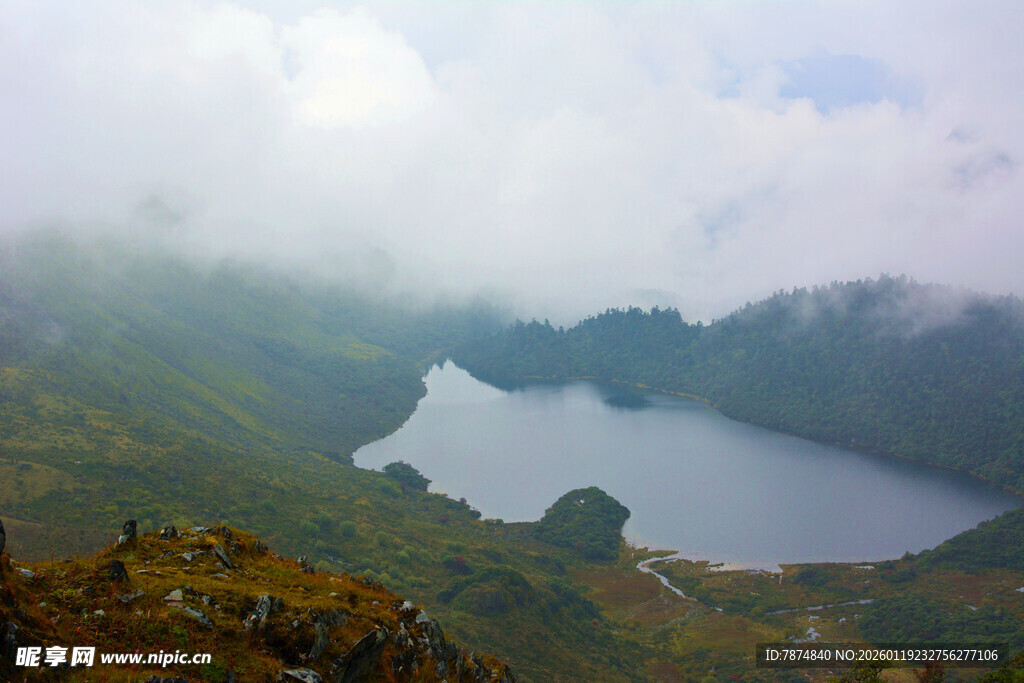 山间云雾缭绕的静谧湖泊