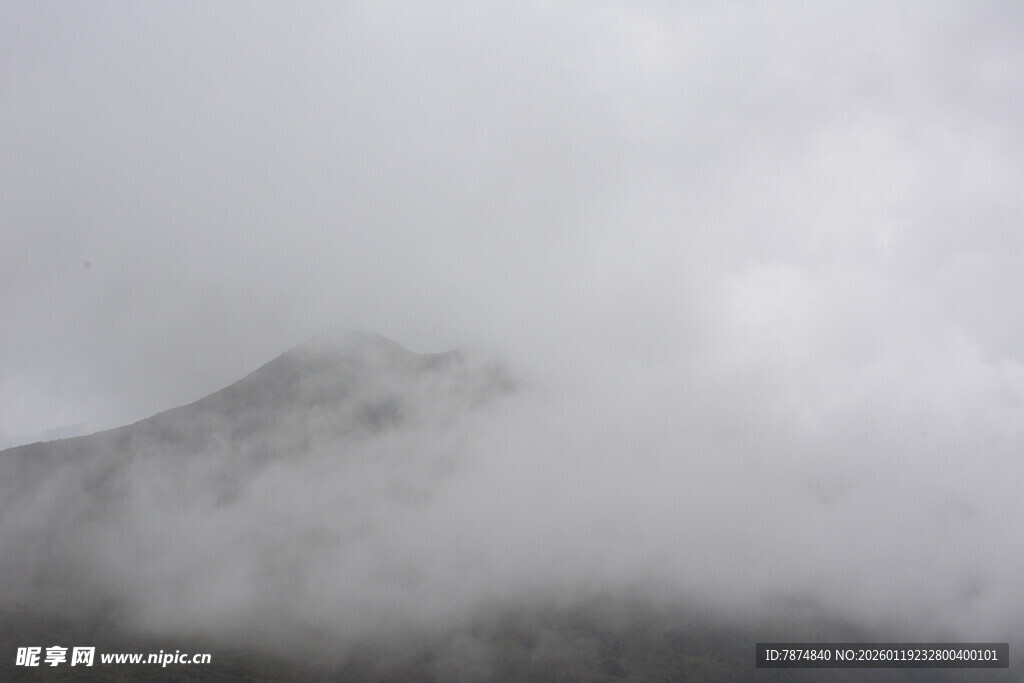 云雾缭绕中的巍峨山峰
