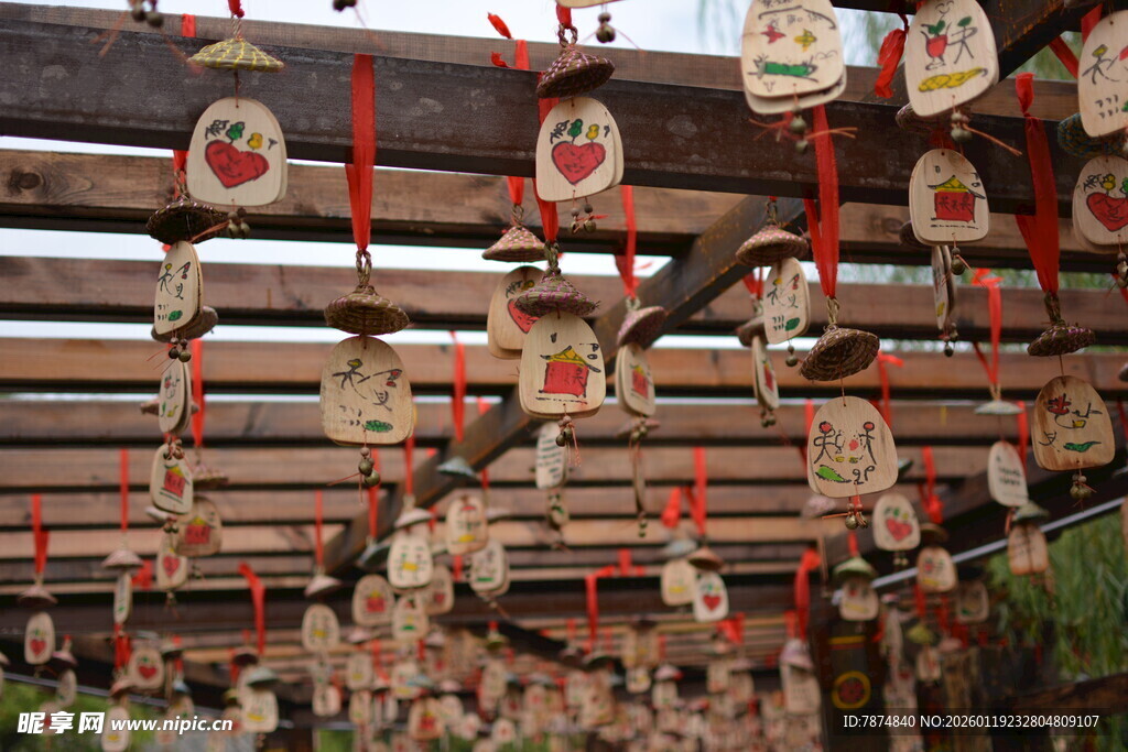 传统中式风铃悬挂展示
