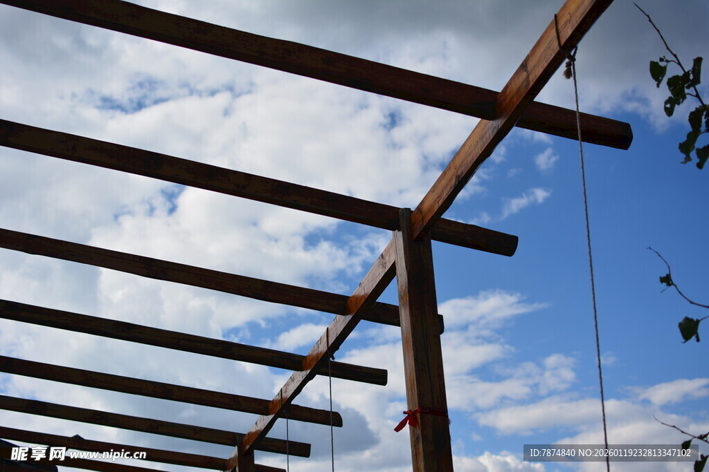 蓝天映衬下的木质架构