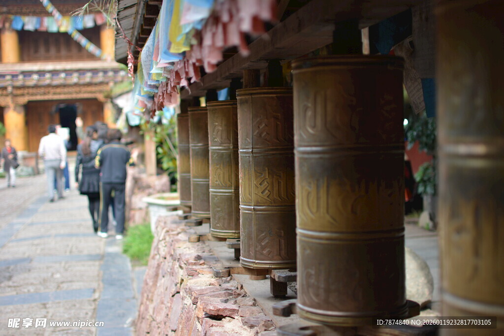 藏区街道旁的转经筒