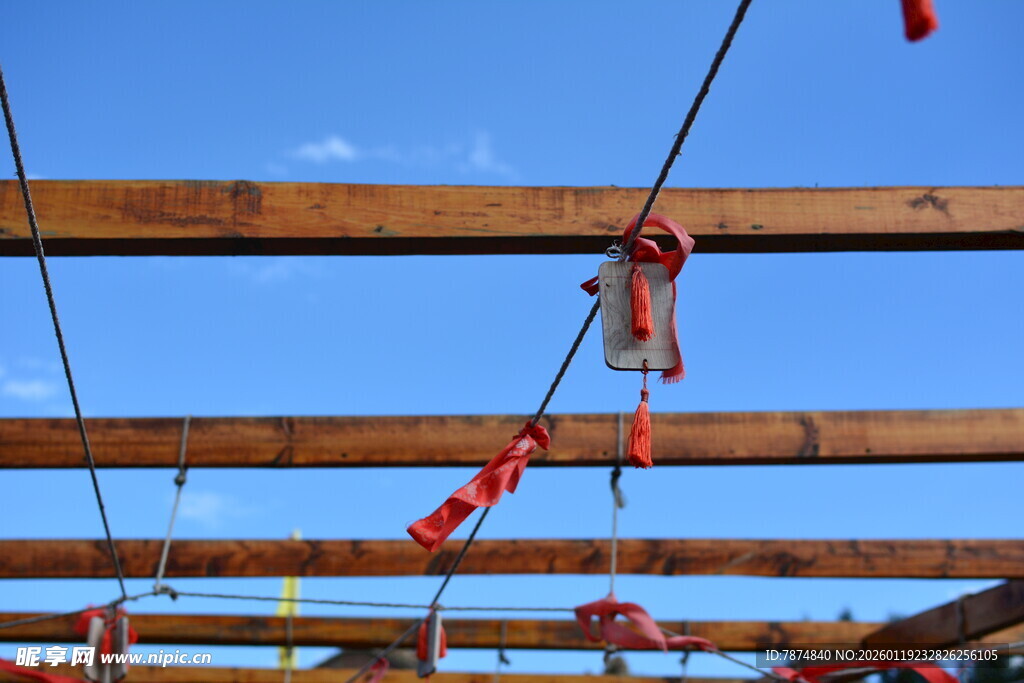 施工现场的钢梁与红绸