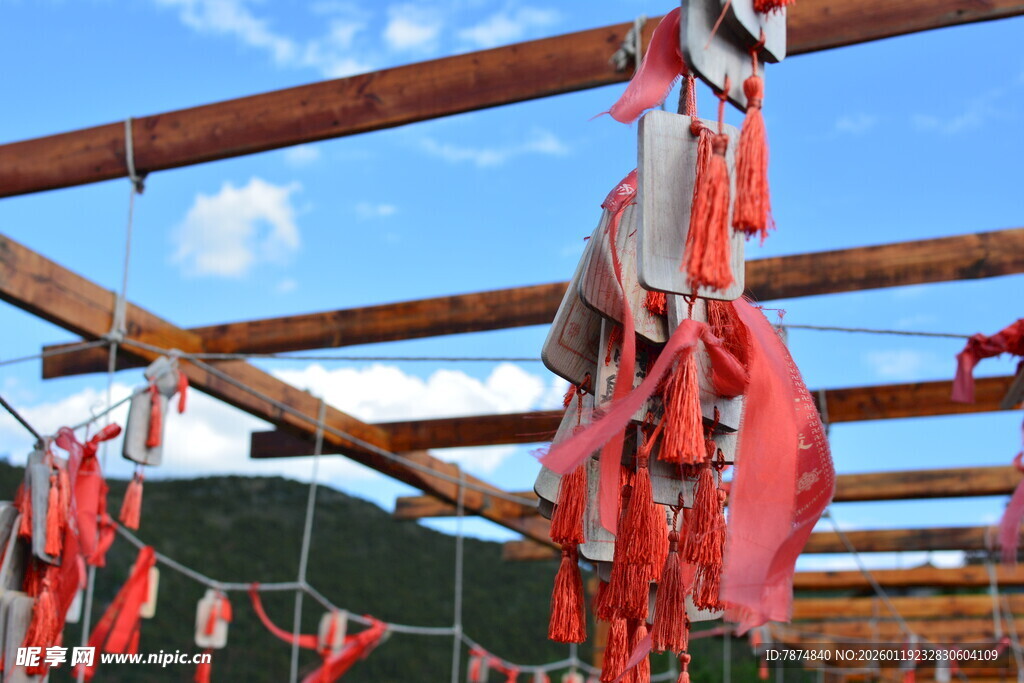 户外晾晒的红色肉制品