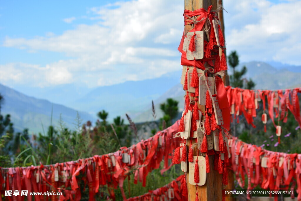 山间祈福牌 寄托美好心愿