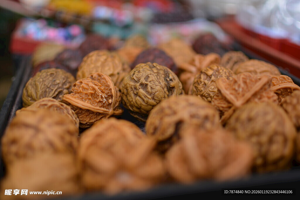 美味核桃摆放在盘中