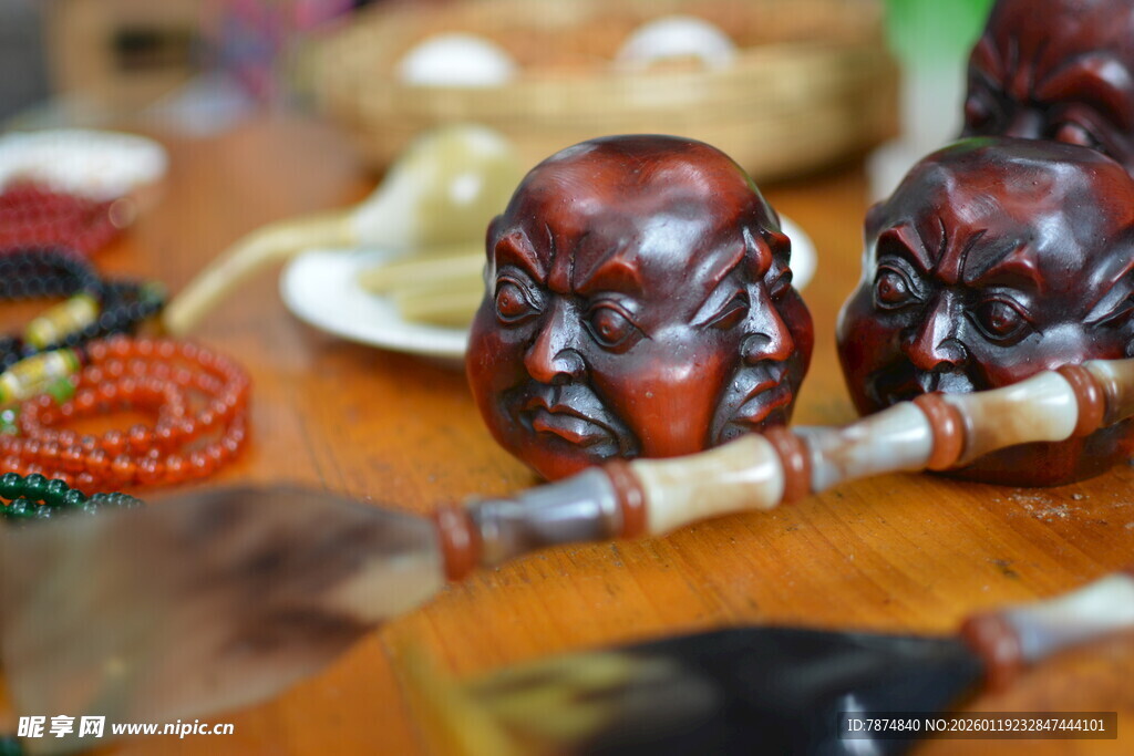 木雕面具等传统手工艺品