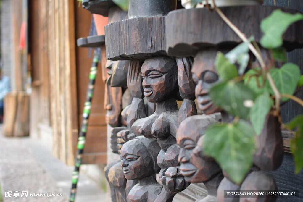 木雕人像 古朴艺术韵味