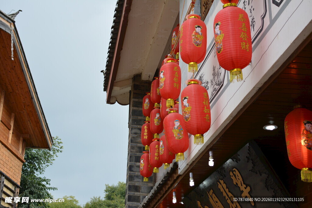 古街红灯笼装点的中式韵味
