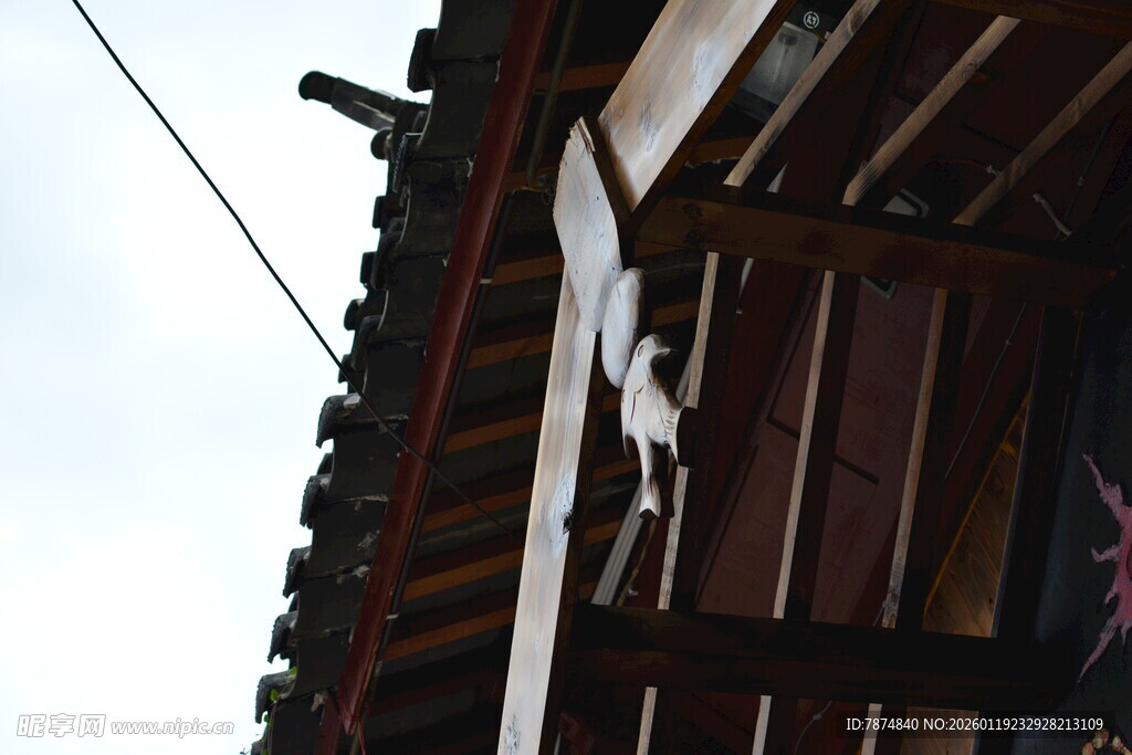 传统木质屋檐特写