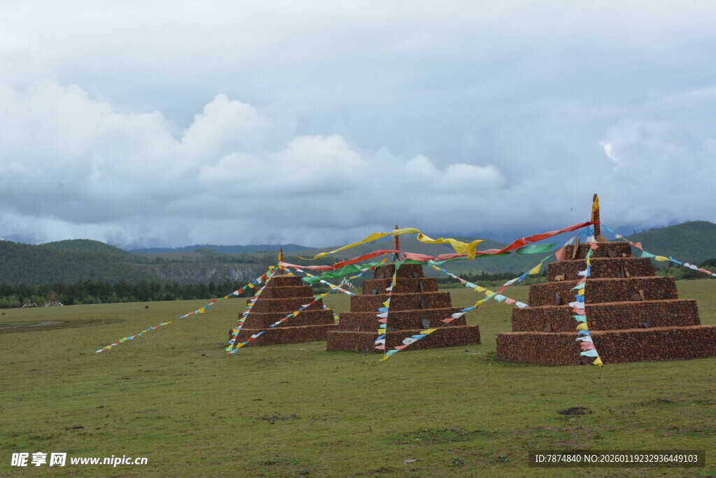 草原上的多彩经幡塔