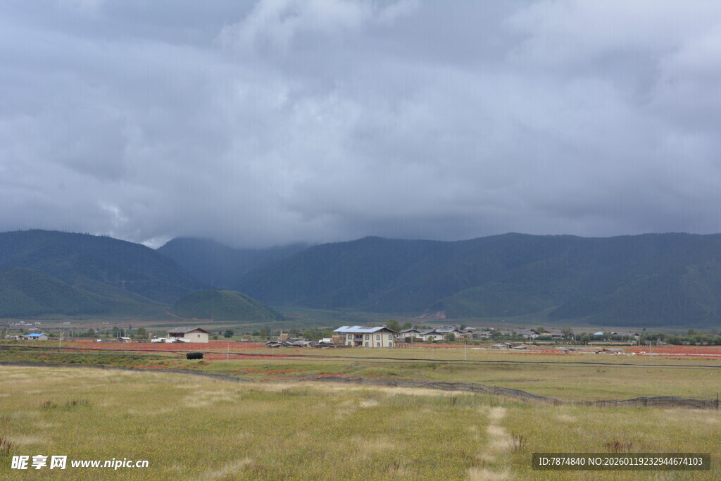 机场远景 山峦云雾相伴