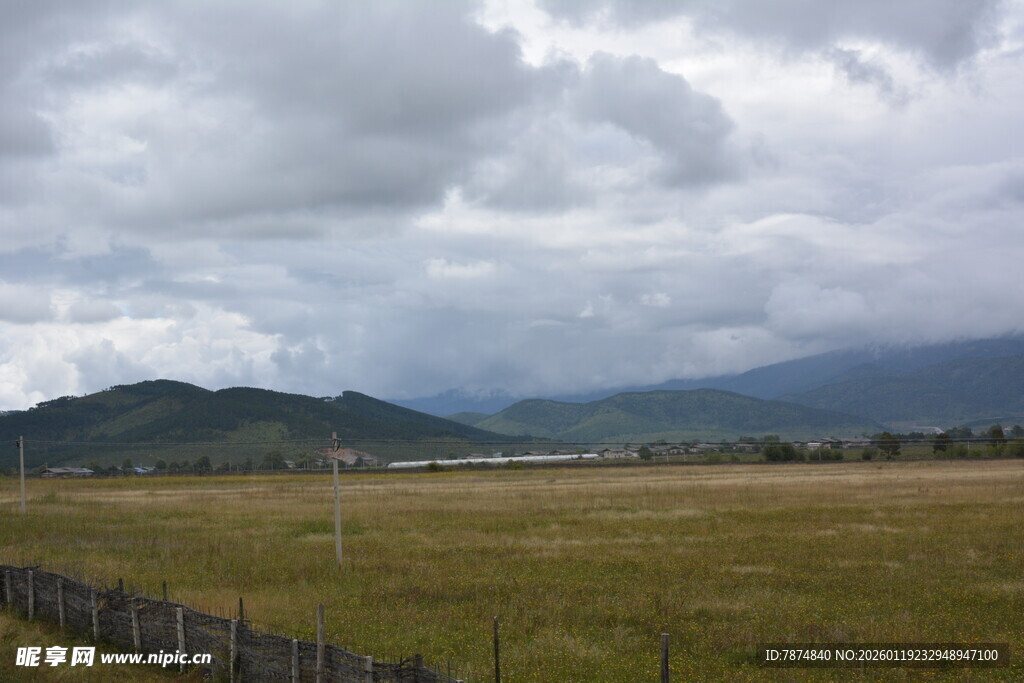 草原风光 远山与云