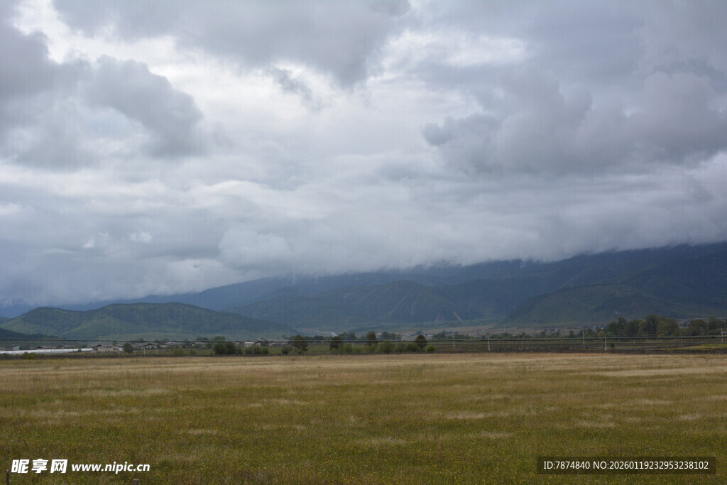 草原远景 云覆山峦 稻城