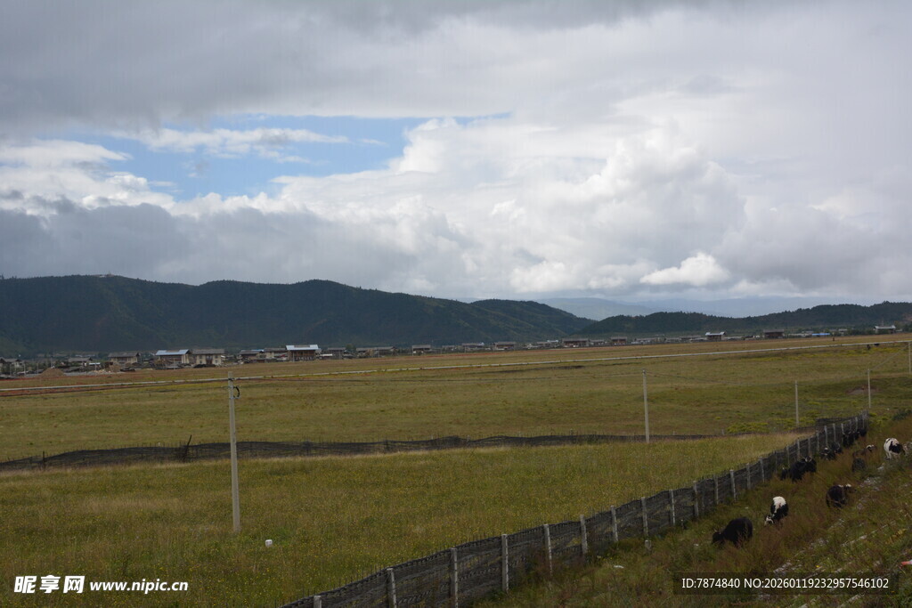 草原风光 远处山峦与围栏
