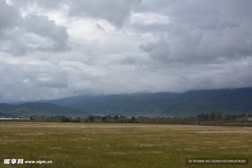 草原上的阴云密布景象