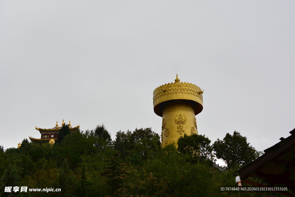 金色塔顶立于葱郁林间
