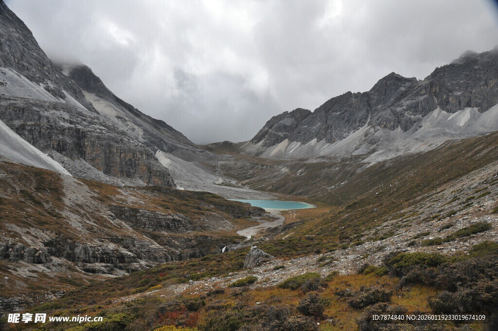 山间湖泊美景 稻城