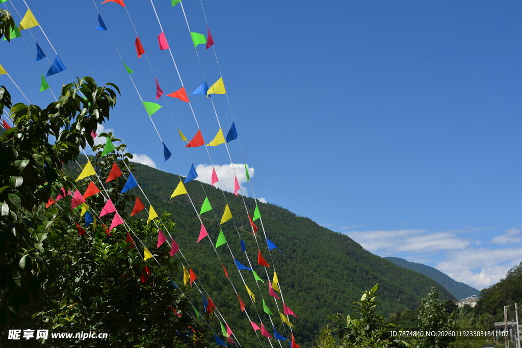 山间彩色飘带装点蓝天