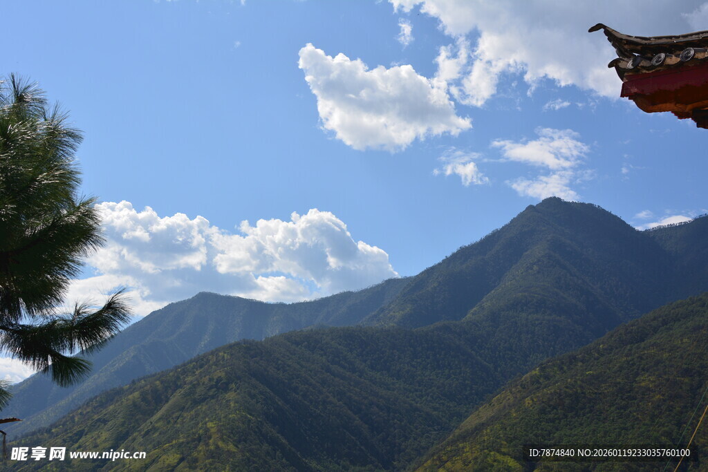 山间美景 古建筑与青山蓝天