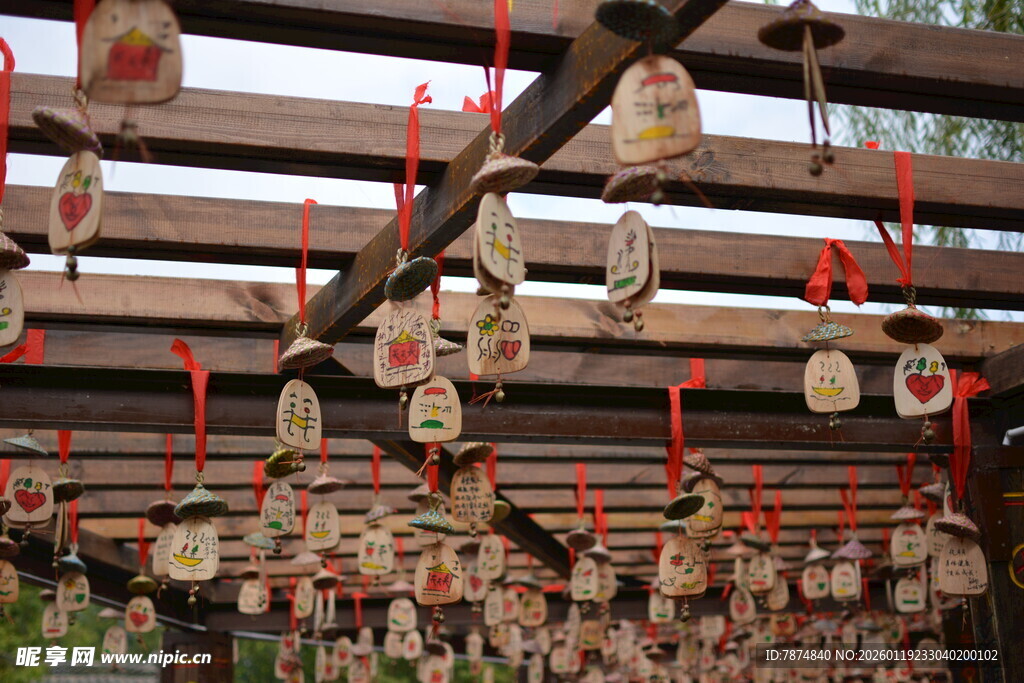 祈福牌悬挂于木架之上 稻城