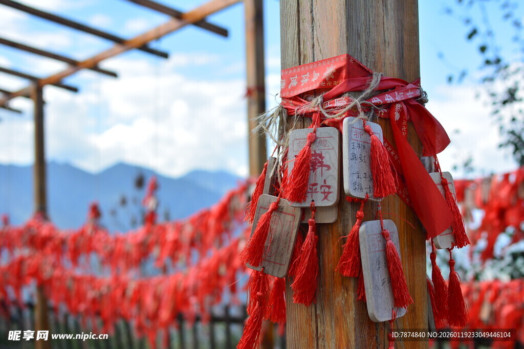 祈福牌挂满木架