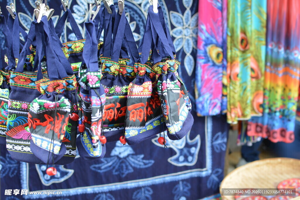 民族风挂饰 色彩斑斓多样 稻城