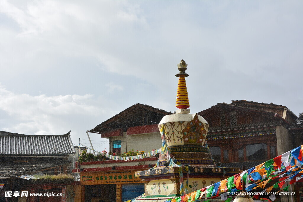 藏式金顶建筑与经幡 稻城