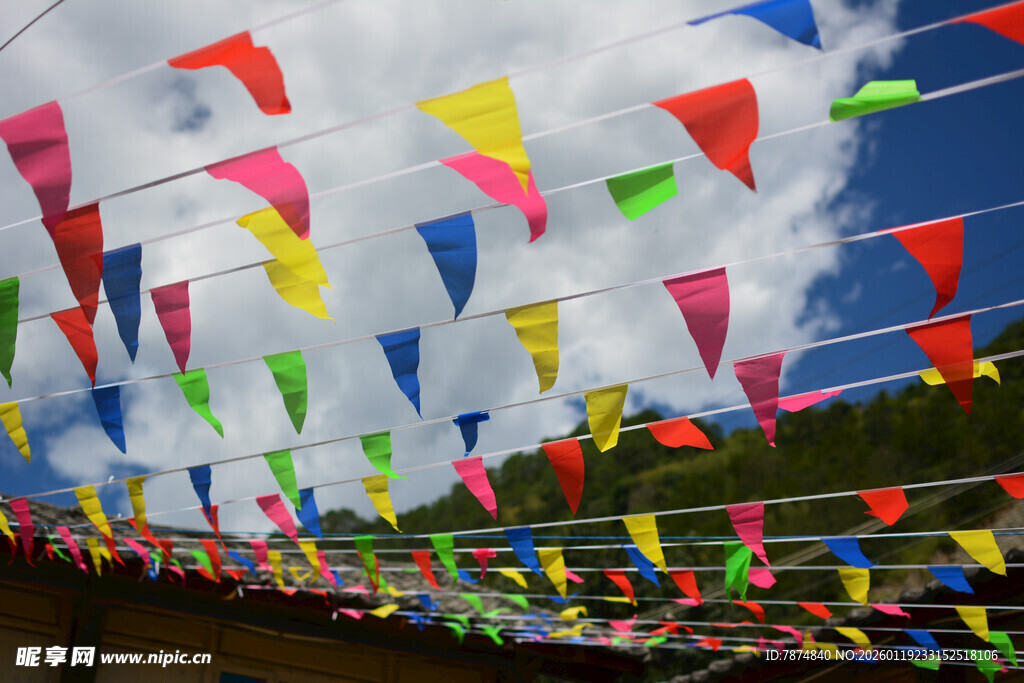彩色彩旗装点开阔天空