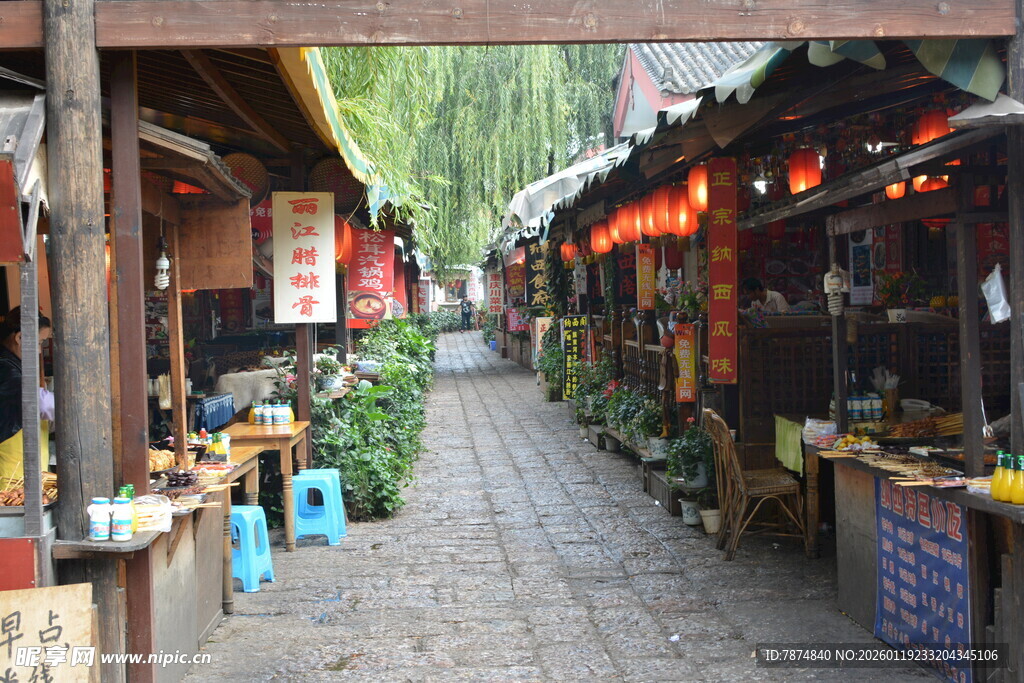 古街热闹集市景象 稻城