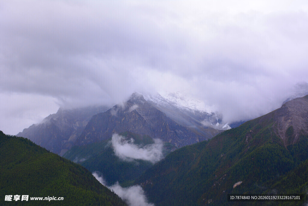 云雾缭绕的壮丽山峦 稻城