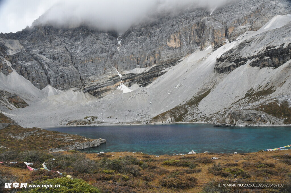 高山湖泊美景