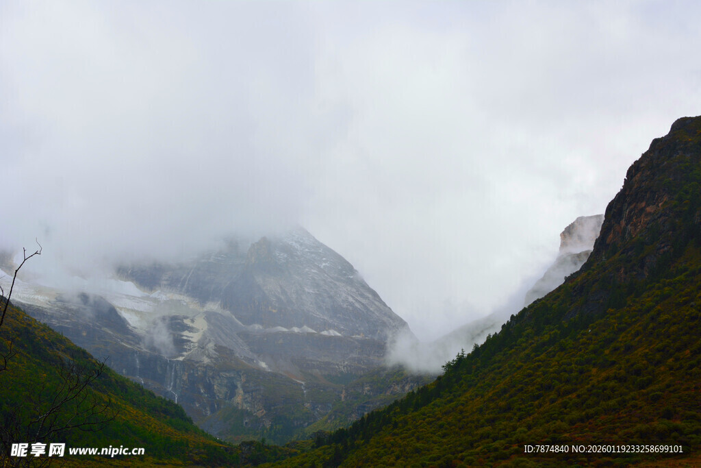 云雾缭绕的壮丽山间景色 稻城
