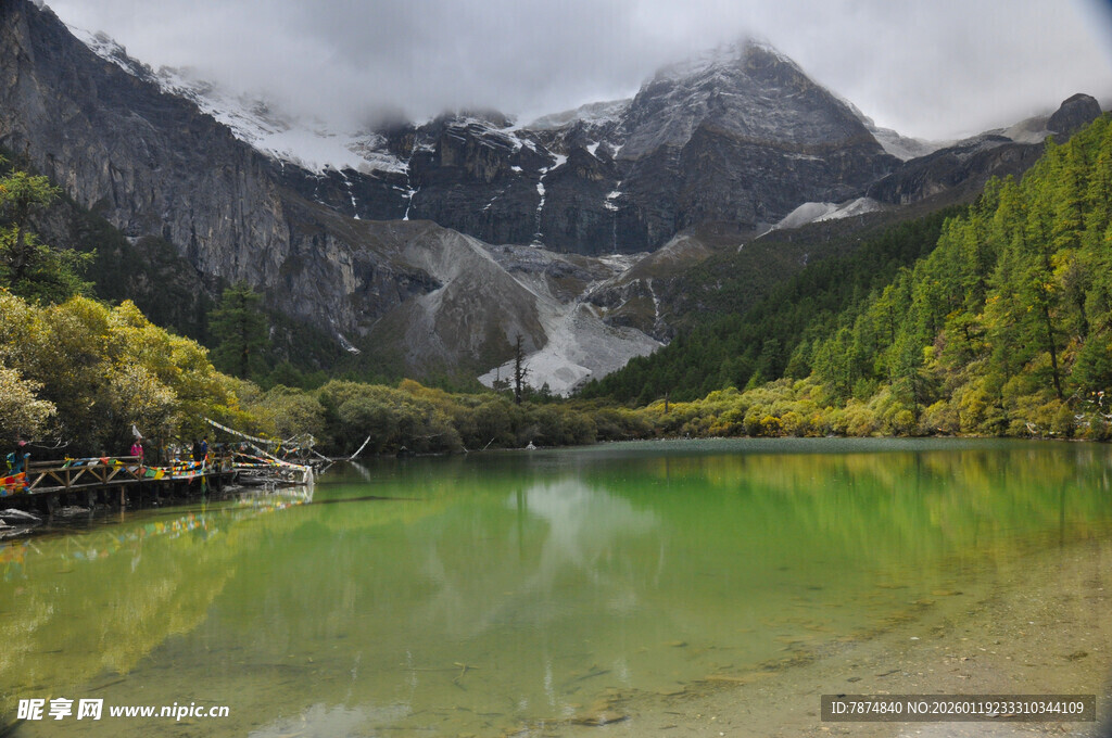 山间翠湖映巍峨雪山