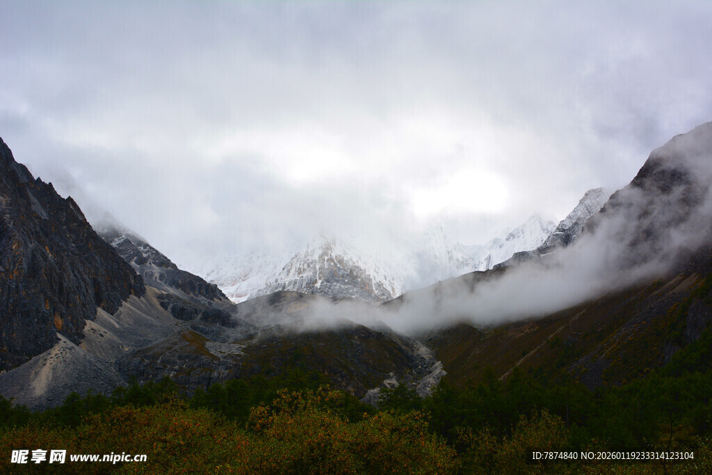 云雾缭绕的壮丽山间景色
