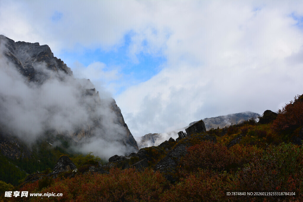 云雾缭绕的山间秋景 稻城