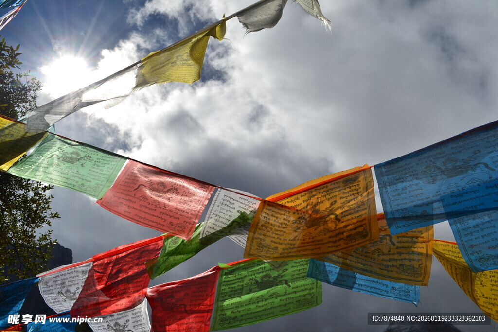 飘扬的五彩经幡 稻城
