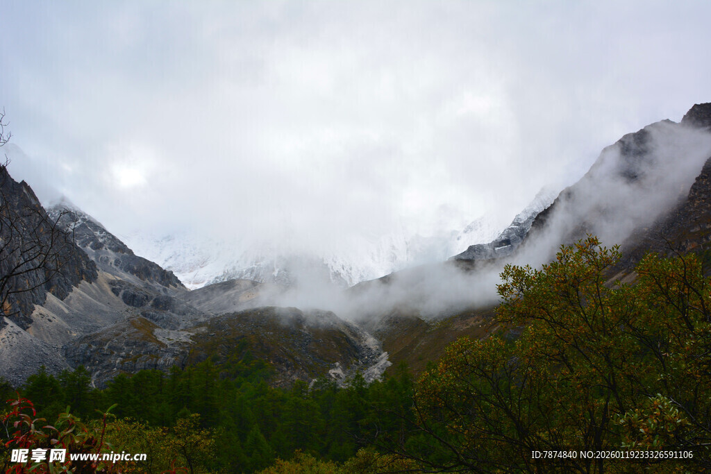 云雾缭绕的山间美景