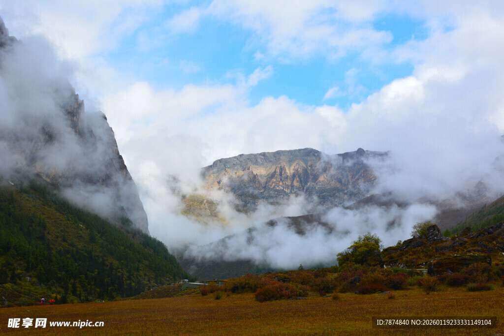 云雾缭绕的壮美山间景色 稻城