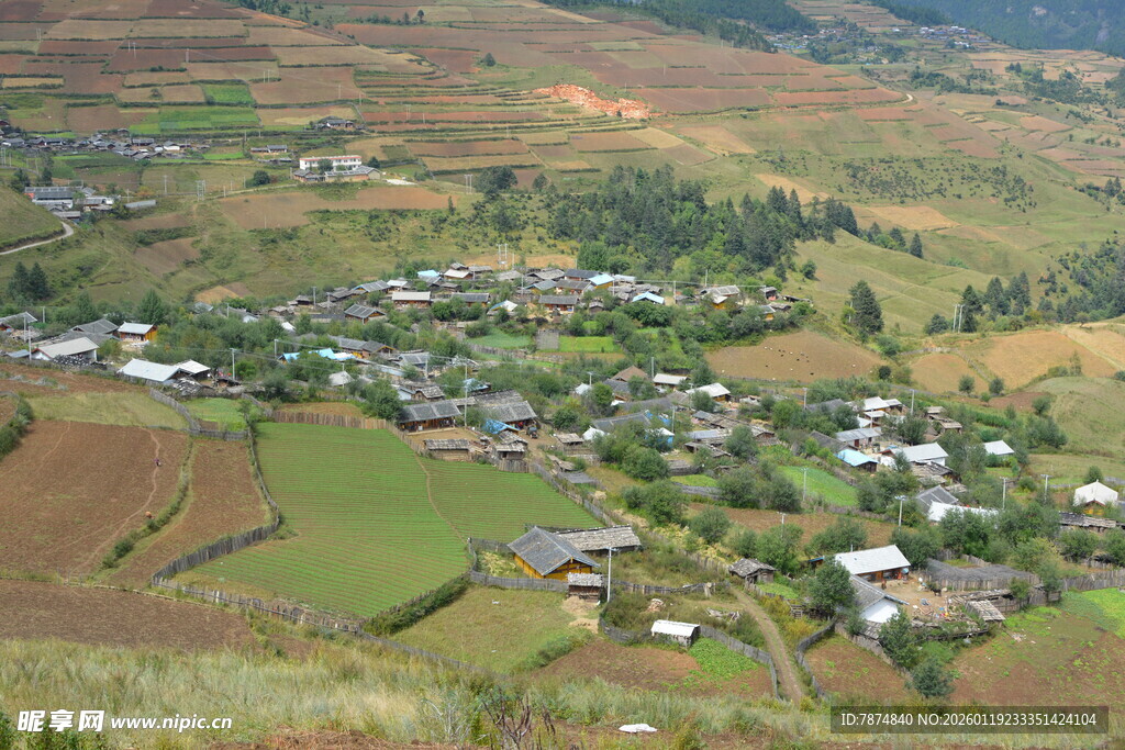 山间村落田园风光美景 稻城