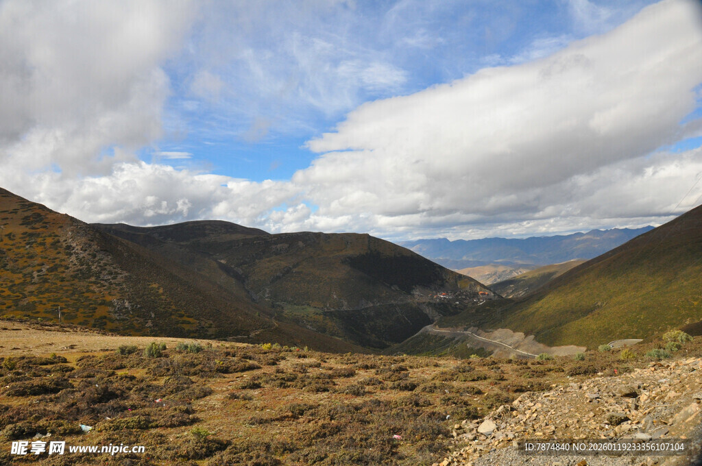 山间开阔风景 稻城