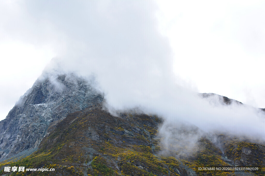 云雾缭绕的巍峨山峰