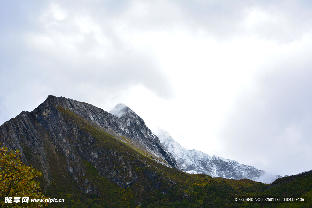 巍峨山峰云雾缭绕 稻城