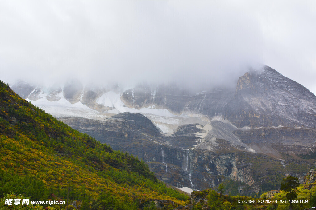 云雾缭绕的壮美山间景色
