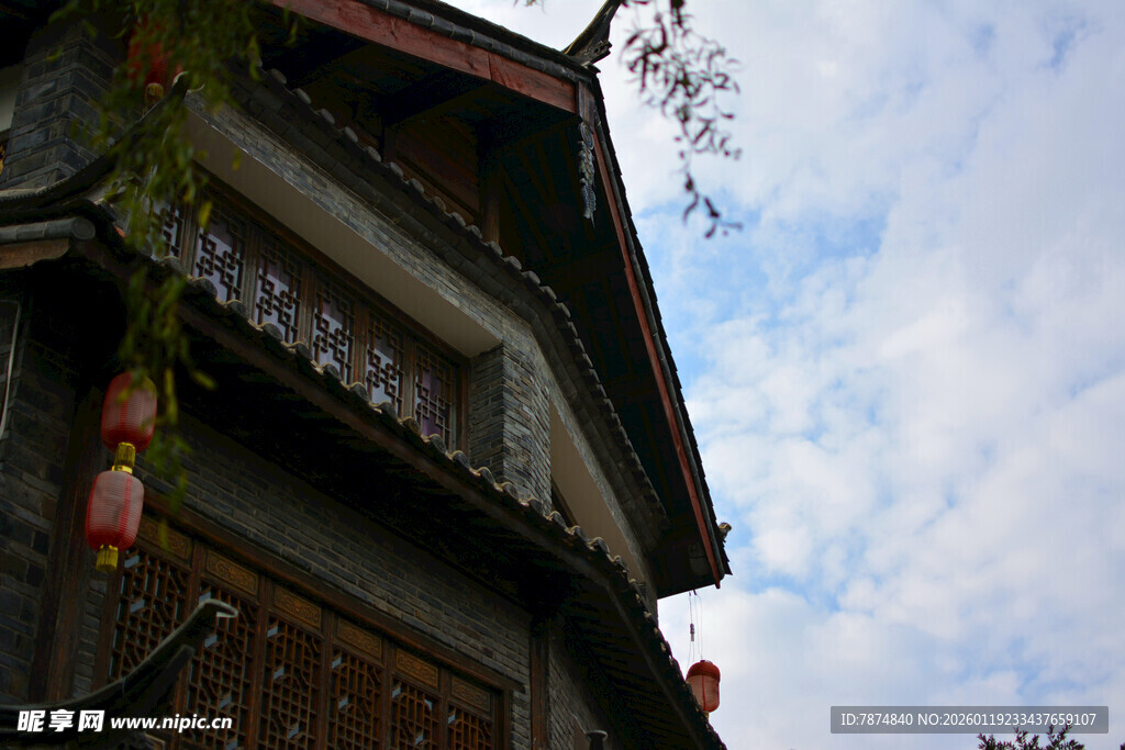 古建一角 红灯摇曳映蓝天