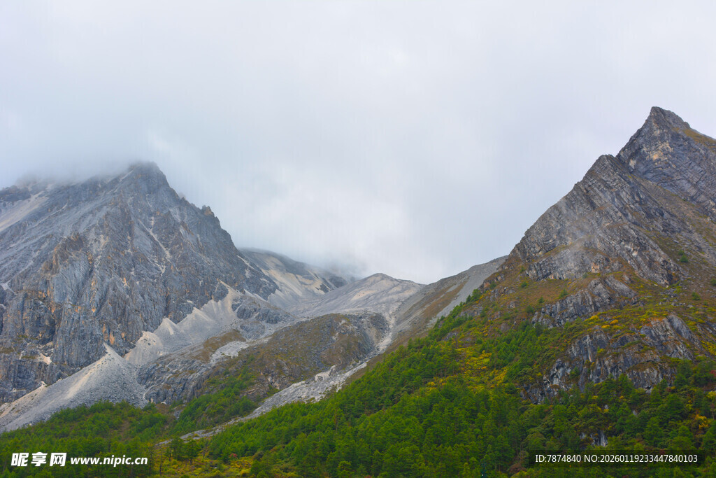 云雾缭绕的壮美山峦 稻城
