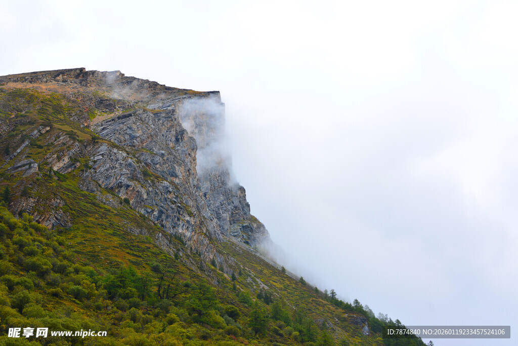 云雾缭绕的峻峭山峰