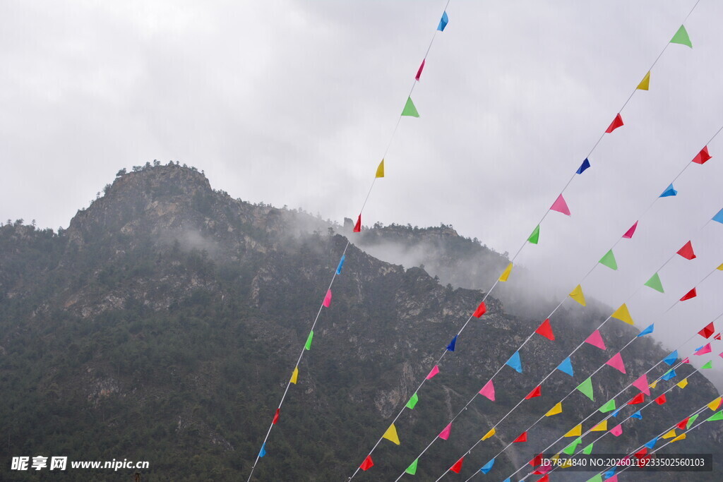 山间彩色经幡随风飘扬 稻城