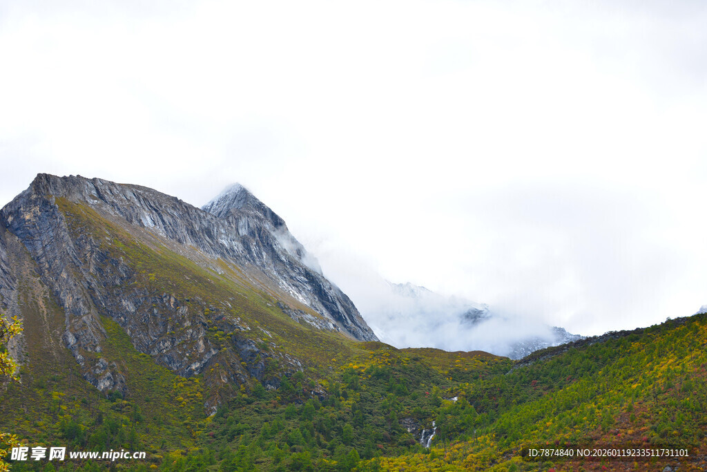 巍峨青山云雾缭绕 稻城