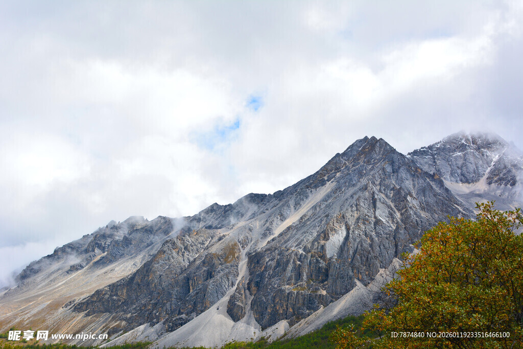 巍峨壮丽的高山景色
